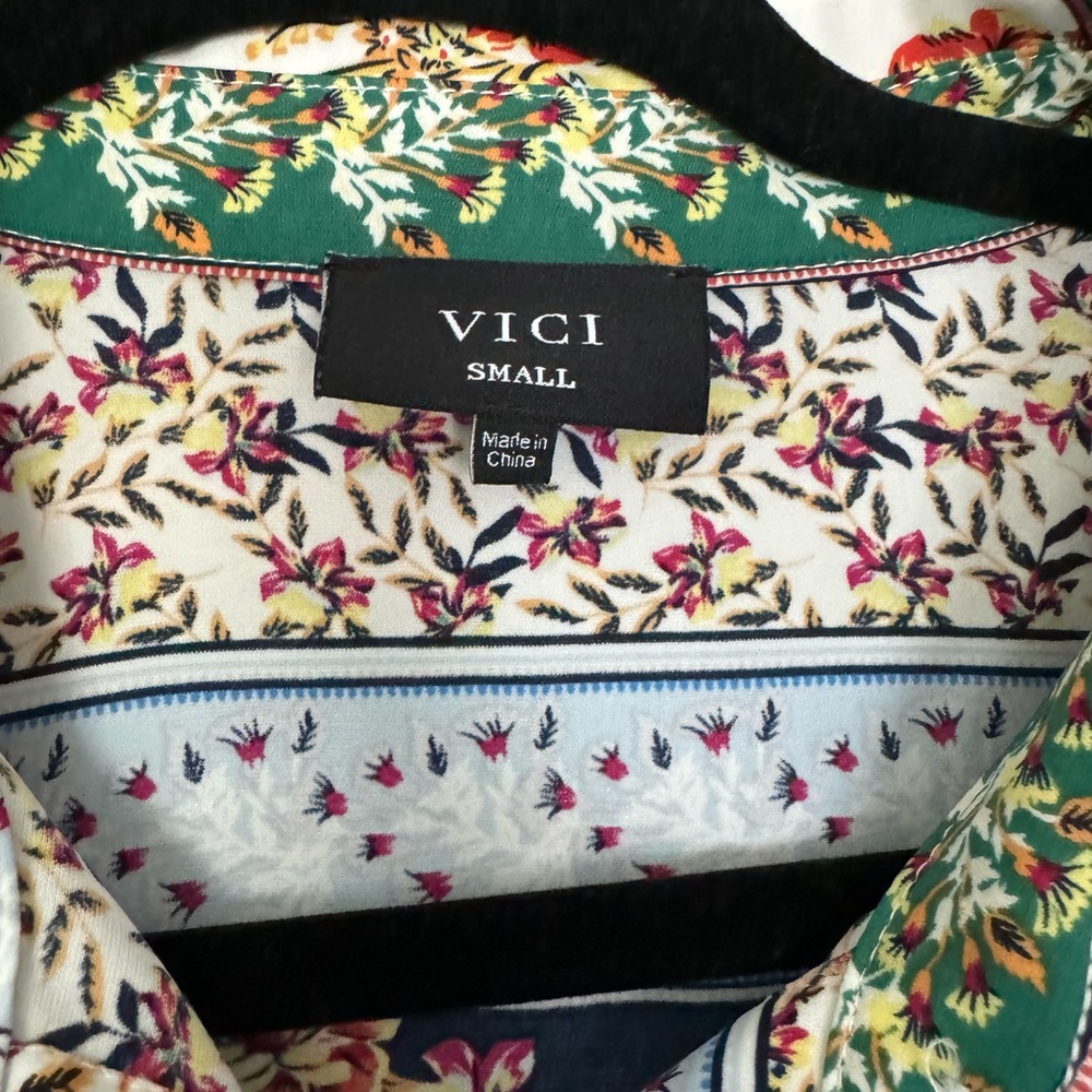 Vici Rochester Printed Satin Button Down Tunic - Picture 3 of 4